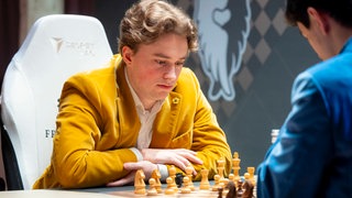 Deutschlands Nummer Eins Vincent Keymer grübelt beim Freestyle Grand Slam 2025 über die Startposition. Die Figuren beim Freestyle? Komplett durcheinander.