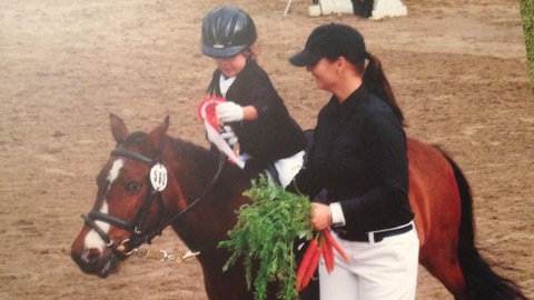 Moritz Treffinger zusammen mit Mutter Santina in einem Führzügelwettbewerb. 