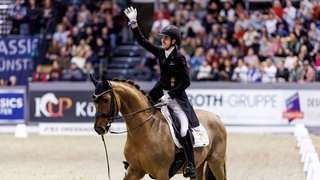 Moritz Treffinger auf Hengst Fiderdance beim Weltcup in Neumünster.