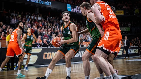 Clay Guillozet (Gladiators Trier) setzt sich unter dem Korb gegen Rasta Vechta durch.