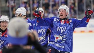 Justin Schütz (Adler Mannheim) jubelt gegen den EHC München.