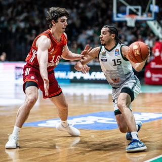 Triers Jordan Roland im Duell mit Bayerns Justinian Jessup