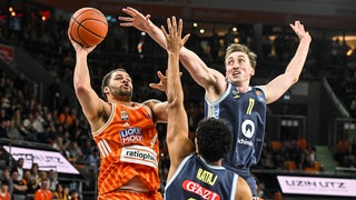 Christopher Ledlum (Ratiopharm Ulm) gegen Moses Wood (Alba Berlin).