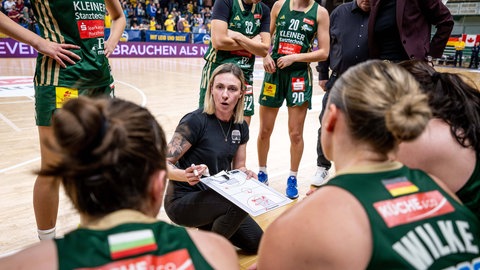 Die Trainerin der Rutronik Stars Keltern, Matea Tavic mit Tafel in der Hand am coachen