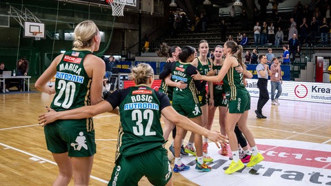 Jubelnde Kelterner Basketballerinnen fallen sich nach spiel Ende in die Arme 