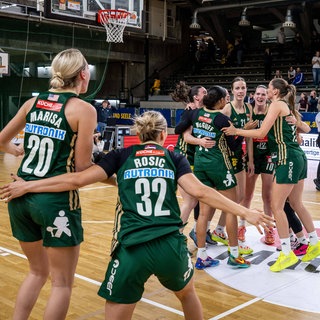 Jubelnde Kelterner Basketballerinnen fallen sich nach spiel Ende in die Arme 