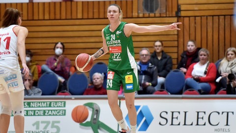 Matea Tavic, im grünen Trikot mit dem Basketball in der Hand