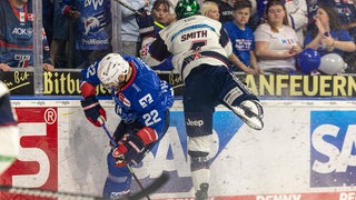 Plachta Matthias (Adler Mannheim) weicht dem Check von Smith Adam (Eisbären Berlin) aus.