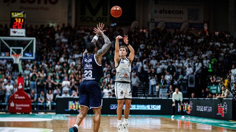 Steven Ashworth bei einem seiner insgesamt fünf erfolgreichen "Dreier" für Trier. Mit 21 Punkten wurde er Topscorer der Basketball Bundesligapartie.