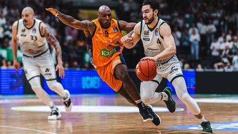 Clayton Guillozet (Gladiators Trier) im Zweikampf mit DeAndre Lansdowne (Rostock Seawolves).