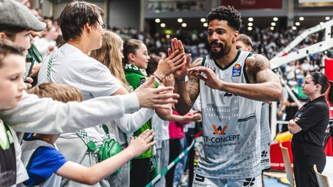 Die Gladiators Trier feiern mit den Fans nach dem Einzug in die Playoffs der Basketball-Bundesliga gegen Bayern München.