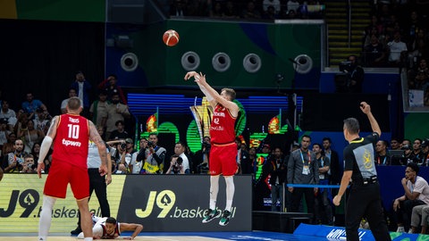 Bayern-Basketballer Andy Obst bei einem Drei-Punkte-Wurf gegen die USA im Halbfinale der WM 2023.