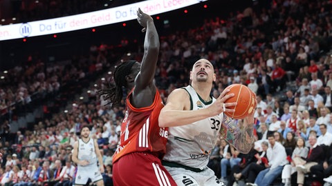 Triers Maik Zirbes im Duell mit Münchens Wenyen Gabriel