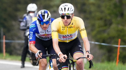 Florian Lipowitz bei der Tour de Romandie vor Konkurrent Tadej Pogacar.