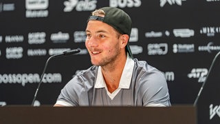 Jan-Lennard Struff spricht bei der Pressekonferenz beim Tennis-Turnier am Weissenhof