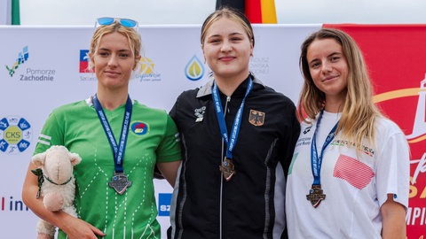 Yvonne Prehn auf dem Treppchen bei der EM im Rettungsschwimmen