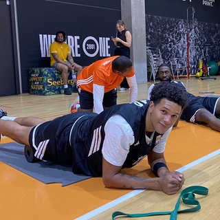 Der Ulmer Basketballer Michael Rataj beim Dehnen und Aufwärmen vor dem Training im Orange Campus.