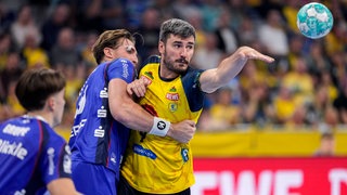 Stefan Bauer (HBW Balingen-Weilstetten) im Zweikampf mit Jacob Arenth Lassen (Rhein-Neckar Löwen).