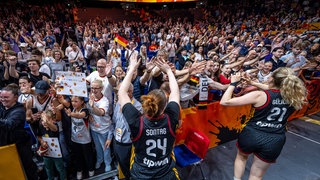 Basketball Berlin 10.09.2026 FIBA Women™s Basketball World Cup Germany 2026 Viertelfinale Quarterfinal Belgien (BEL) - Deutschland (GER) Deutschland gewinnt und steht im Halbfinale Lina Sontag (Deutschland, No.24) Marie Gülich (Deutschland, No.21) Gulich Zuschauer Fans und andere Jubel