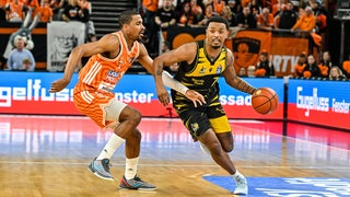 Justin Simon (ratiopharm Ulm) und Elijah Hughes (MHP Riesen Ludwigsburg) beim BBL-Match am 06. März 2026.