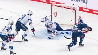 Dominik Kahun (EHC Red Bull Muenchen, 21) bei seinem Tor zum 1:0 gegen Maximilian Franzreb
