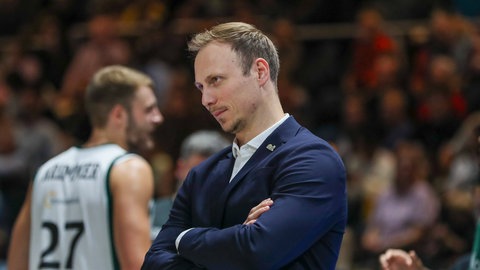 Trainer Jacques Schneider kommt beim ersten Basketball Bundesligaspiel der Gladiators Trier ins Schwitzen.