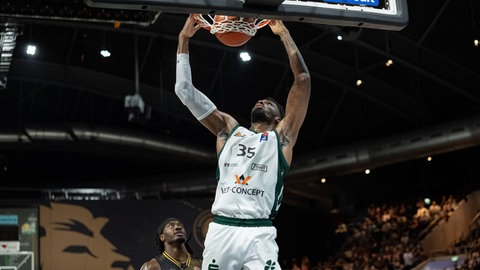 Starker Auftritt von Gladiators Neuzugang Ejiofor Onu. Er macht beim ersten Basketball Bundesligaspiel 15 Punkte.