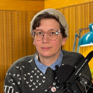 Alexandra Müller, Host und Autorin des Podcasts "Stunk. Palmer bring die Welt in Ordnung", steht im Studio während der Aufnahmen