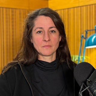 Sandra Kolnik, Host und Autorin des Podcasts "Stunk. Palmer bring die Welt in Ordnung", steht im Studio während der Aufnahmen