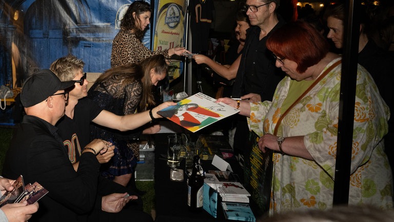 Magnus Lindgren überreicht signierte Vinyl