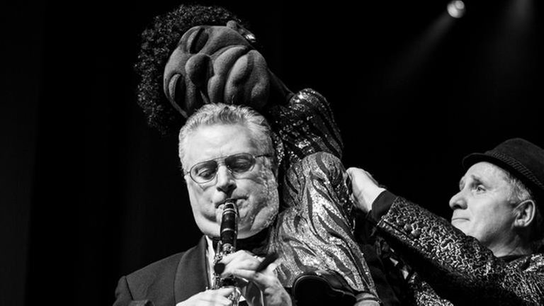 Pierre Paquette und Bernd Kohlhepp aka Herr Hämmerle mit einer Handpuppe, die Fola Dada nachempfunden ist