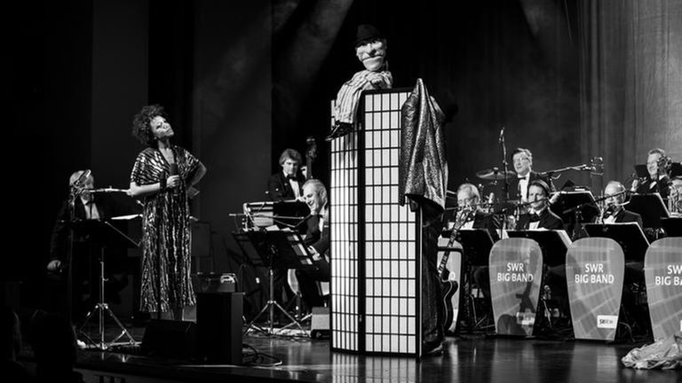 SWR Big Band mit Fola Dada und der Handpuppe von Bernd Kohlhepp aka Herr Hämmerle
