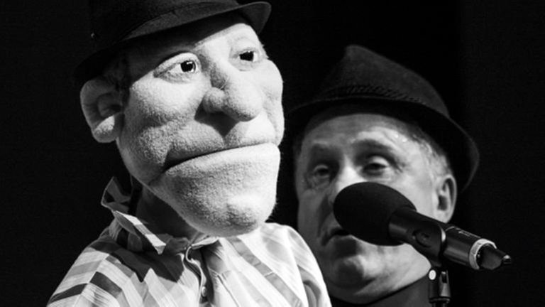 Bernd Kohlhepp aka Herr Hämmerle mit Handpuppe
