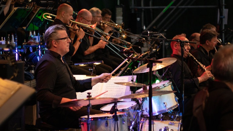 Musiker der SWR Big Band auf der Bühne