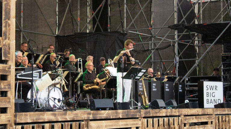 Magnus Lindgren und SWR Big Band auf der Bühne