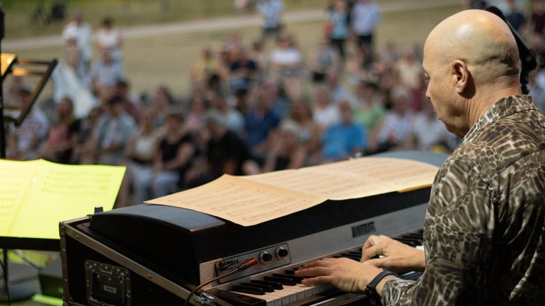 Pianist auf der Bühne