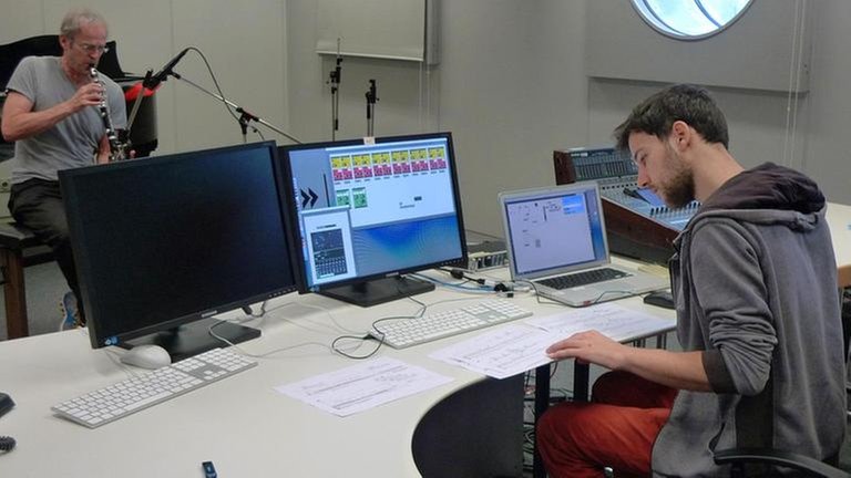 Uroš Rojko an der Halbklarinette, Dominik Kleinknecht an der Klangregie