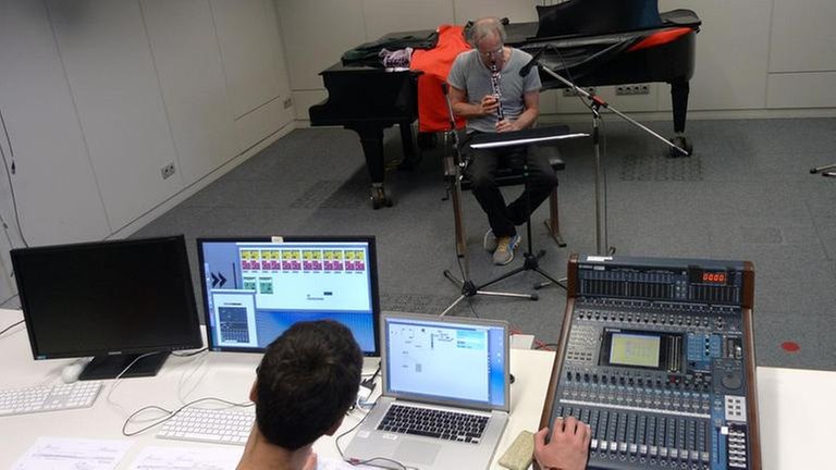 Uroš Rojko an der Halbklarinette, Dominik Kleinknecht an der Klangregie