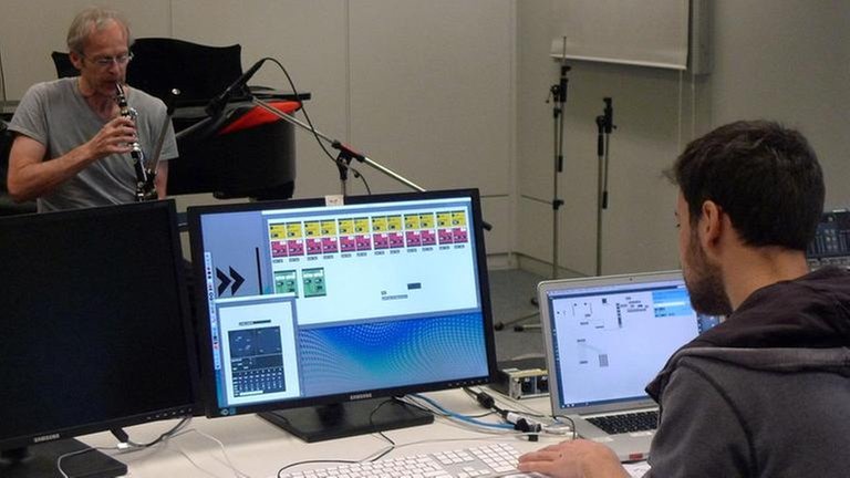 Uroš Rojko an der Halbklarinette, Dominik Kleinknecht an der Klangregie