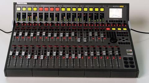 schwarzes Mischpult mit vielen Reglern und Drehknöpfen