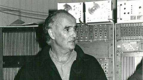 Mann sitzt vor Elektronik bei Proben zu Konzert