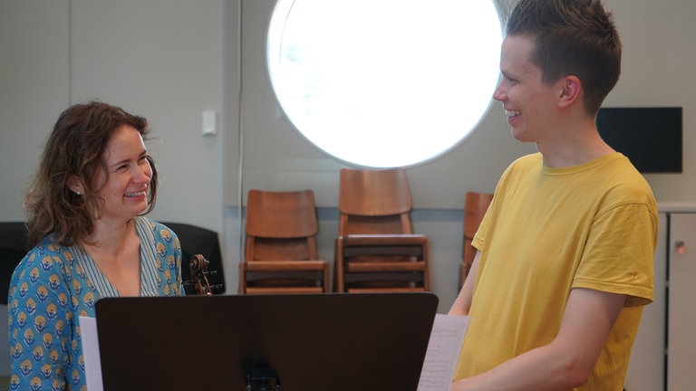 Frau und Mann lachen zusammen