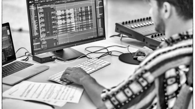 Mann sitz vor PC Bildschirm