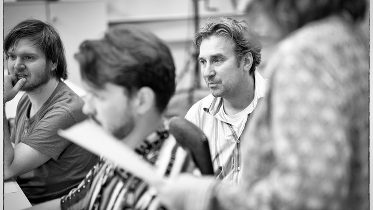 Vier Menschen hören konzentriet zu