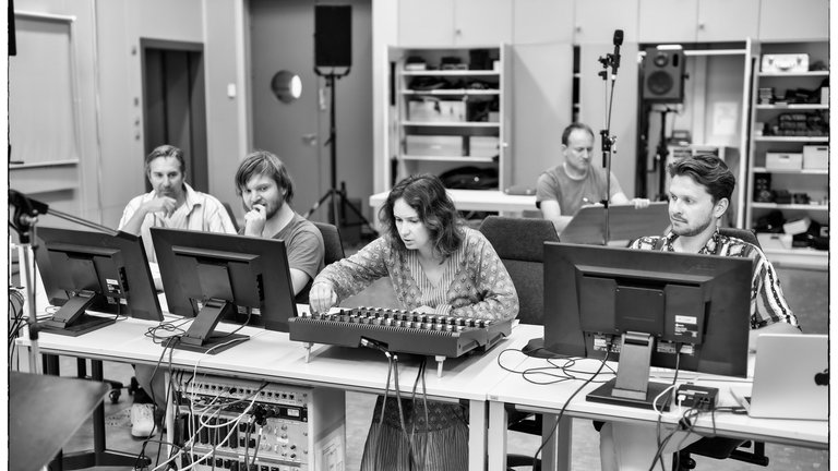 Frau am Mischpult