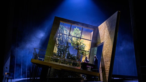 Bühnenbild mit schräger Bühne