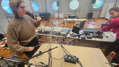 Heather Frasch bei Klangversuchen im SWR Experimentalstudio zusammen mit Elena Ralli.
