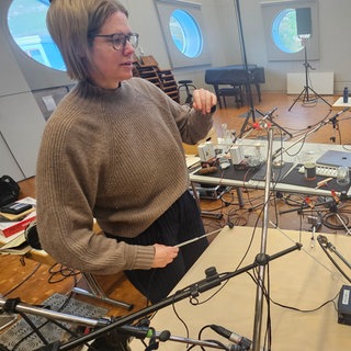 Heather Frasch bei Klangversuchen im SWR Experimentalstudio zusammen mit Elena Ralli.