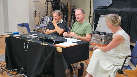 Die Klangregisseure Joachim Haas und Michael Acker vom SWR Experimentalstudio bei Vorproben für ein Konzert in New York (mit Redakteurin Lydia Jeschke).
