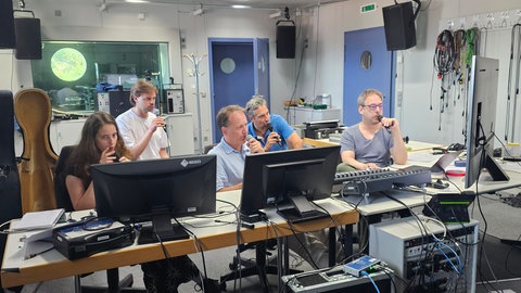 Martón Illés (ganz rechts)  bei seinem Arbeitsaufenthalt im SWR Experimentalstudio. Bei seiner Arbeit wird er unterstützt von Elena Ralli, Johannes Burgert, Michael Acker und Joachim Haas (v.l.n.r.).